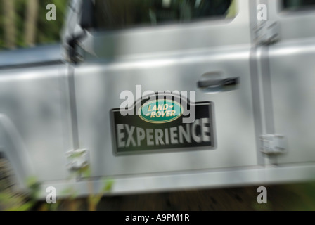 Silber metallic Land Rover Defender 110 TD5 von Land Rover Experience für Fahrer-training verwendet. Europa-Großbritannien-England. Stockfoto