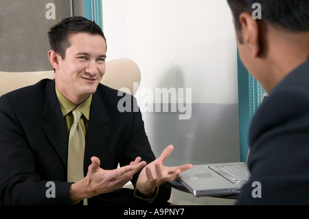 Geschäftsleute, die eine Diskussion Stockfoto