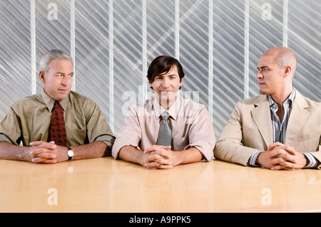 Mann und verdächtige Kollegen Stockfoto