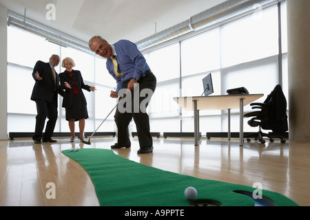 Drei senior Büroangestellte üben setzen Stockfoto