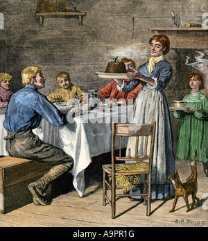 Plum Pudding serviert für eine grenzenlose Familie Weihnachtsessen 1800. Hand - farbige Holzschnitt Stockfoto