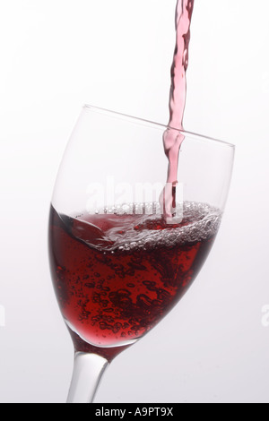 Wein in ein Glas gegossen wird Stockfoto