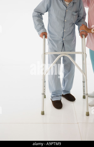 Krankenschwester helfen Patienten gehen Stockfoto