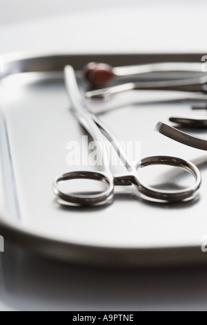 Tablett mit Chirurgische Scheren Stockfoto