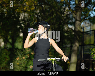 Radfahrer-Trinkwasser Stockfoto