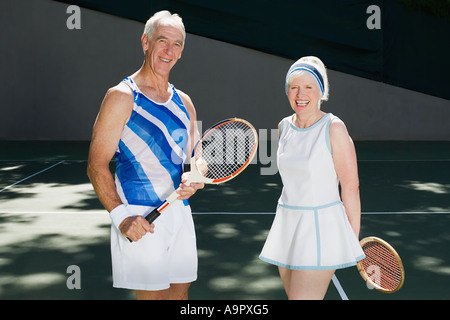 Älteres Paar auf Tennisplatz Stockfoto