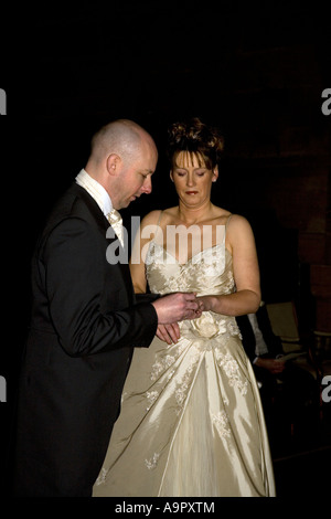Braut und Bräutigam Hochzeit Ring aufsetzen Stockfoto
