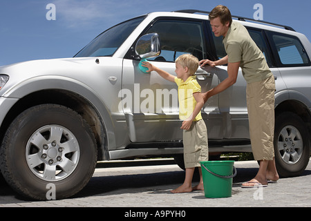 Vater und Sohn das Auto zu waschen Stockfoto