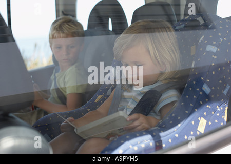 Bruder und Schwester saßen im Auto Stockfoto