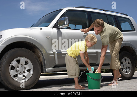 Vater und Sohn waschen Familienauto Stockfoto