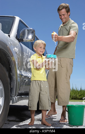 Vater und Sohn waschen Familienauto Stockfoto