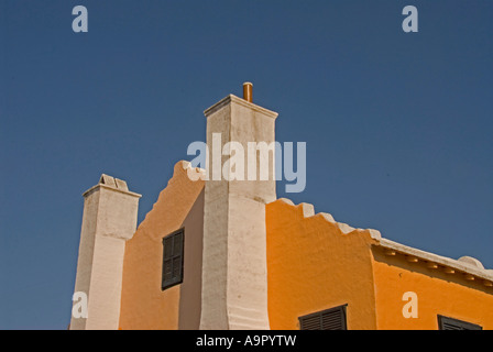 Bermuda rosa Gebäude St Georges George George Bermuda Schornsteine gerippte weißen Dach klassischen traditionellen weißen Kamin Stockfoto