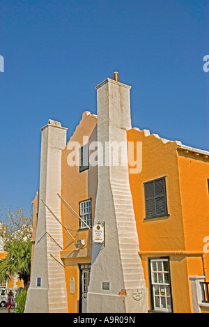 Bermuda St George Bermuda Schornsteine gerippt weißes Dach gelb Stockfoto