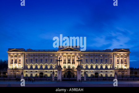 Buckingham Palace, die nachts beleuchtet Stockfoto
