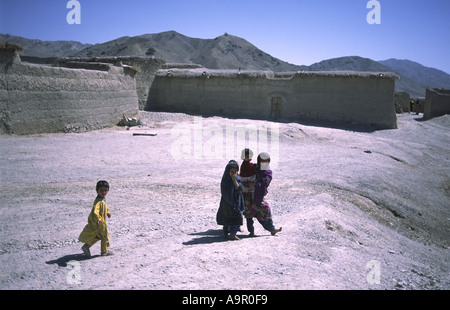 Pakistanischer Kleinkinder in den abgelegenen Balochistan Dorf von Tor Tangi nahe Chaman an der Grenze zu Afghanistan Stockfoto