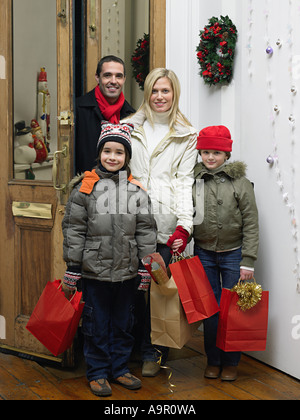 Familie Heimweg von Weihnachts-shopping Stockfoto