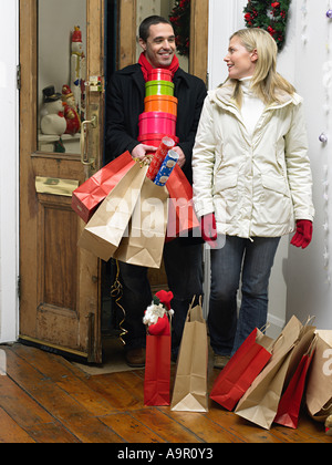 Paar Heimweg von Weihnachts-shopping Stockfoto