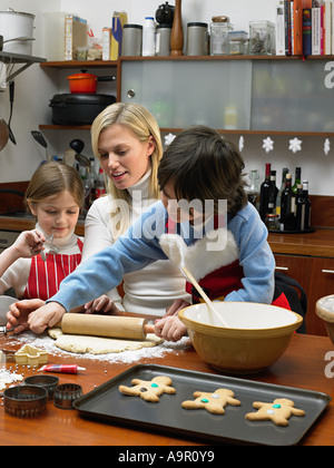 Mutter und Kinder machen cookies Stockfoto