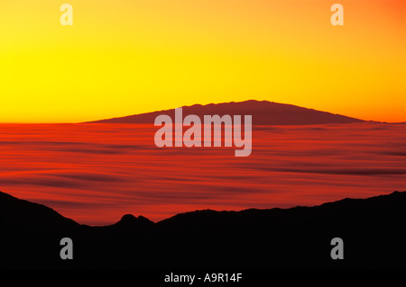 Sonnenaufgang über den Wolken im Haleakala Krater auf der Insel Maui Stockfoto