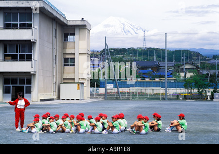 Schülerinnen und Schüler stellten sich am Spielplatz unter Mount Fuji auf der Insel Honshu in Japan Stockfoto