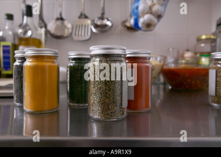 Gläser gefüllt mit Kräutern und Gewürzen in der Küche Stockfoto