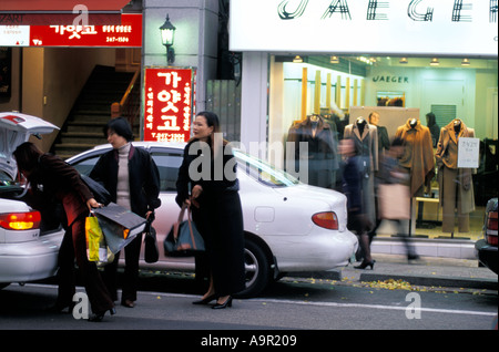 Neonlichter und Geschäfte in Pusan in Südkorea Stockfoto