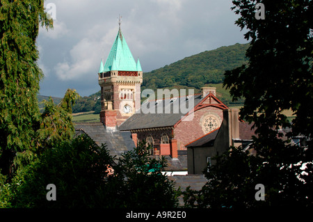 Uhrturm von der Markthalle, wo das jährliche Abergavenny Food Festival Monmouthshire Wales UK GB stattfindet Stockfoto