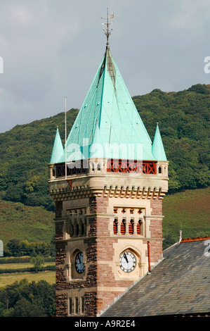 Uhrturm von der Markthalle, wo das jährliche Abergavenny Food Festival Monmouthshire Wales UK GB stattfindet Stockfoto