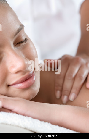 Mädchen mit einer massage Stockfoto