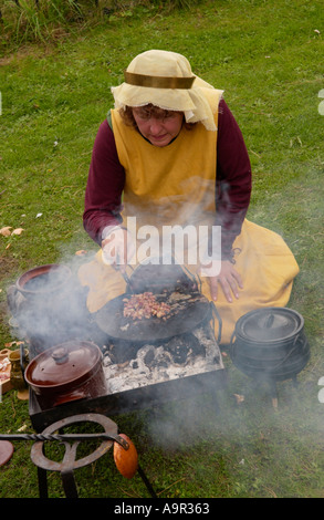 Mittelalterlichen kochen, Kochen im Freien am offenen Feuer an der jährlichen Abergavenny Food Festival Monmouthshire South Wales UK Stockfoto