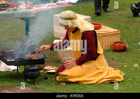 Mittelalterlichen kochen, Kochen im Freien am offenen Feuer an der jährlichen Abergavenny Food Festival Monmouthshire South Wales UK Stockfoto