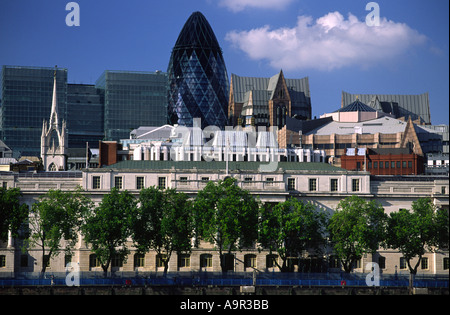 Der Swiss Re Tower bekannt als Gherkin London City Centre England UK Stockfoto