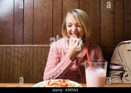 Teenager-Mädchen in einem café Stockfoto