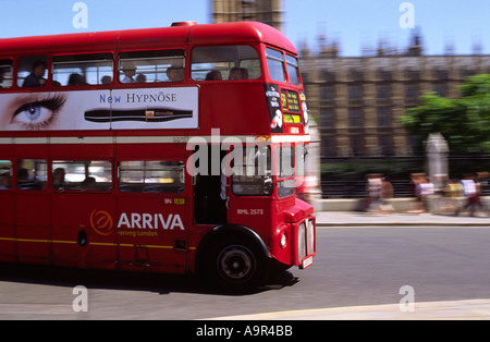 London Bus Fahrt entlang am Bundesplatz England UK Stockfoto