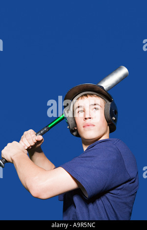 Teenager, Baseballschläger schwingen Stockfoto