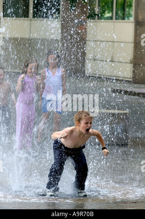 Kinder spielen in einem Brunnen auf der Londoner South Bank Stockfoto