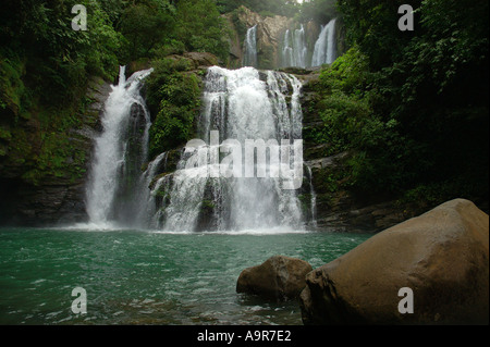 Besucher an der Spitze der Nauyaca Wasserfälle Costa Rica Stockfoto