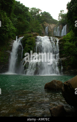 Besucher an der Spitze der Nauyaca Wasserfälle Costa Rica Stockfoto