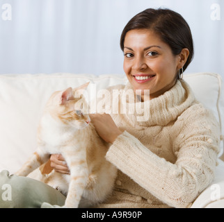 Inderin Schmusen Katze Stockfoto