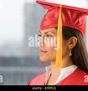 Indische Frau tragen Graduierung Mütze und Mantel Stockfoto