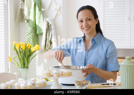 Asiatische Frau Küche Teig einrühren Stockfoto