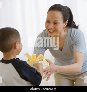 Asiatische Mutter Sohn Geschenk erhalten Stockfoto