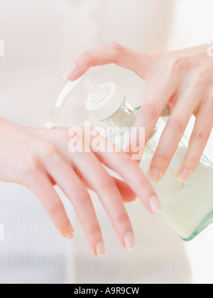 Frau mit Handlotion Stockfoto