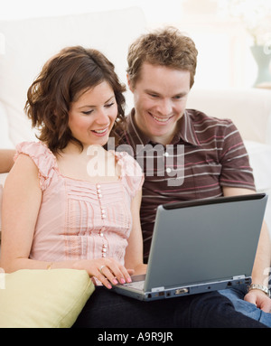 Auf der Suche nach Laptop Stockfoto