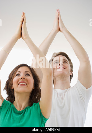 Paar Yoga zu praktizieren Stockfoto