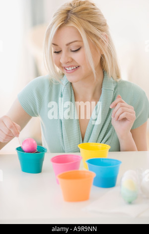 Frau stirbt Ostereier Stockfoto