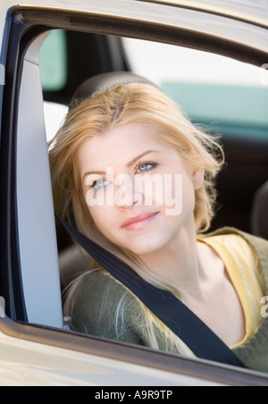 Frau sitzt in Beifahrerseite von Pkw Stockfoto