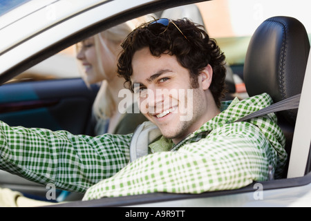Mann sitzt in s Fahrerseite des Autos Stockfoto