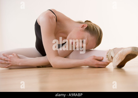 Weiblichen Balletttänzer Dehnung am Boden Stockfoto