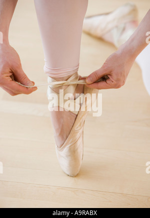 Weiblichen Balletttänzer Spitzenschuhe binden Stockfoto